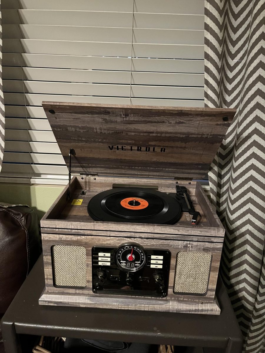 Rediscovering Vinyl: A classic Victrola record player captures the nostalgia and vivid sound quality of vinyl records in full swing. This tangible music experience contributes greatly to its renaissance among both old-timers and fresh entrants into the digital age.