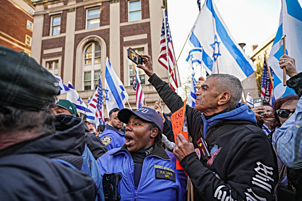 For+the+last+few+weeks%2C+there+have+been+numerous+protests+on+college+campuses+surrounding+the+Israeli-Palestinian+conflict%2Fwar.+Pictured+here+are+Israeli+demonstrators+and+pro-Palestine+protesters+clashing+outside+of+Columbia+University.