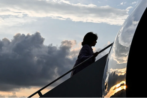 The picture shows Kamala Harris boarding Air Force Two in Nassau, Bahamas, in June 2023. A symbolic photo demonstrating Kamala Harris's loss to Donald Trump.